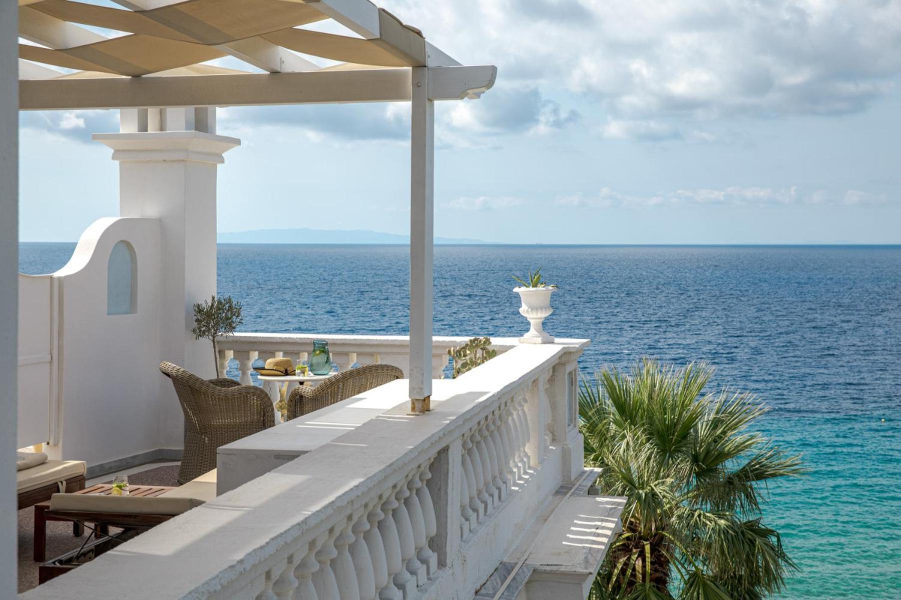 Aneroussa Beach Hotel Batsíon Exteriör bild